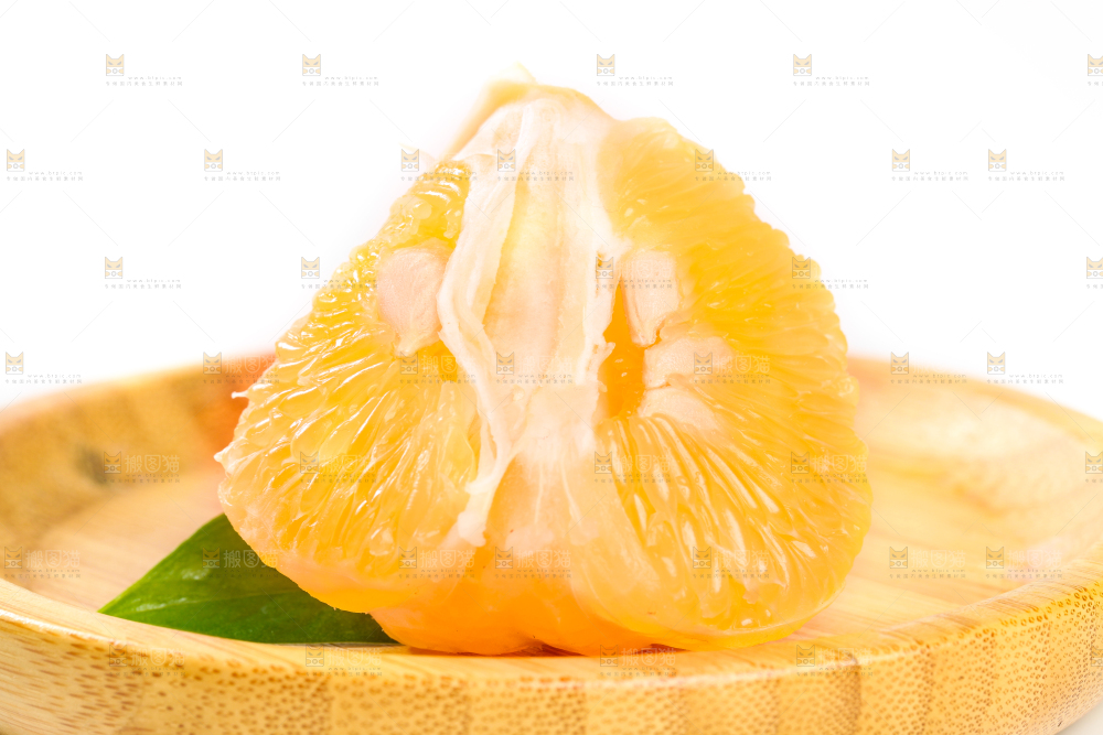 盘子里的葡萄柚