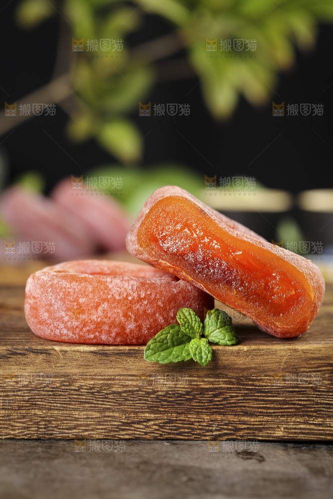 木底上的柿饼