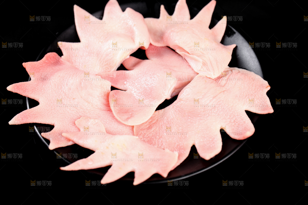 黑底上一盘新鲜鸡冠