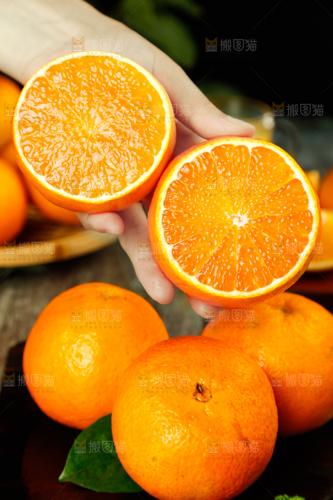 手上拿着切面的爱媛果冻橙