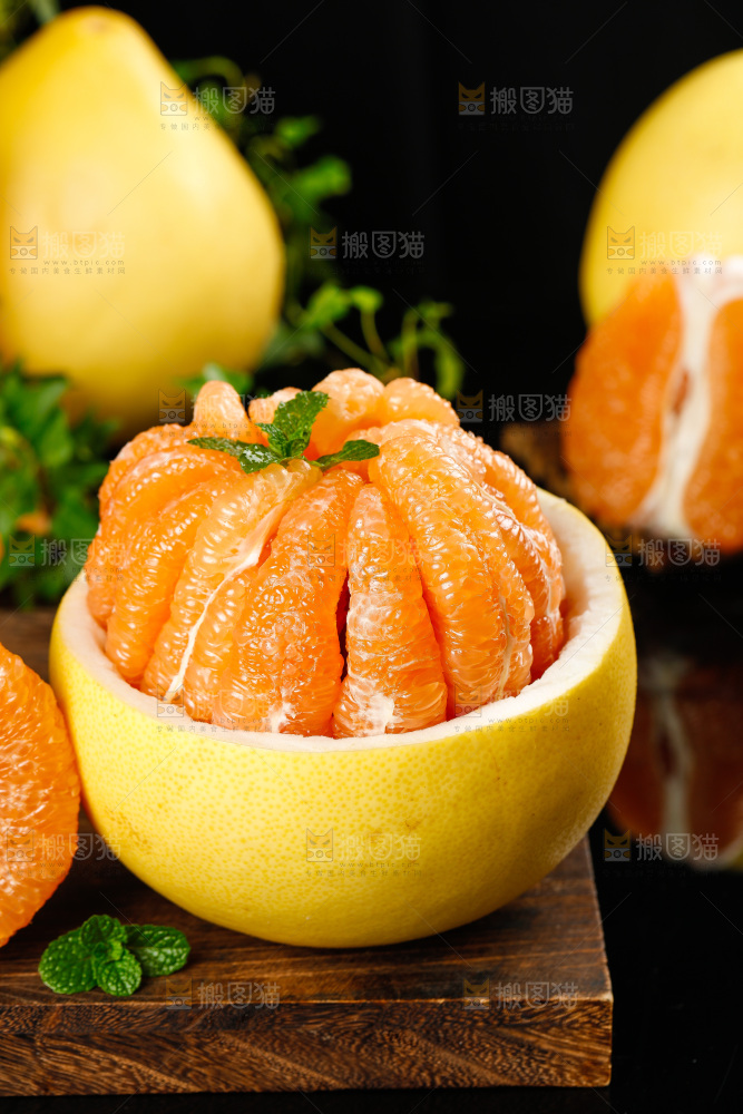 木板上的黄金蜜柚果肉