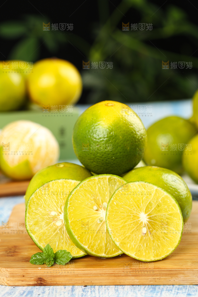 木板上放着一堆新鲜皇帝柑