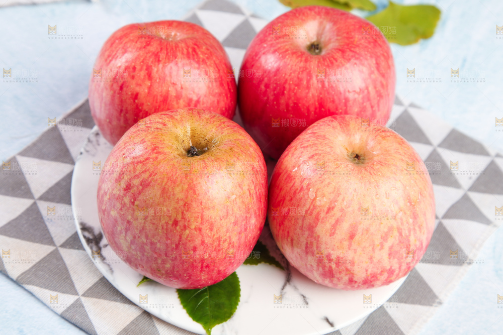 格子底上放着一盘条纹红富士