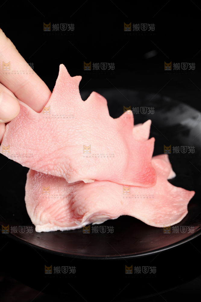 手上拿着鸡冠子