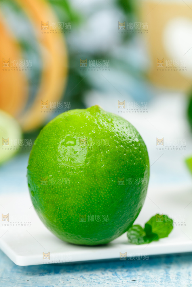 白底上的柠檬
