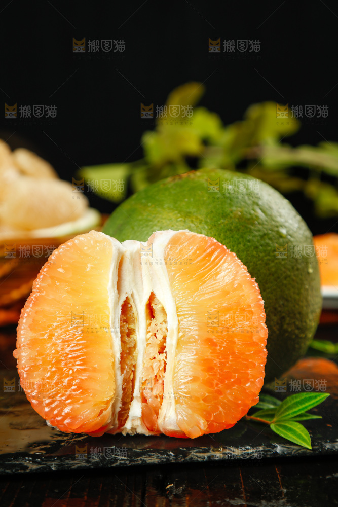 黑底上放着泰国金柚和金柚果肉