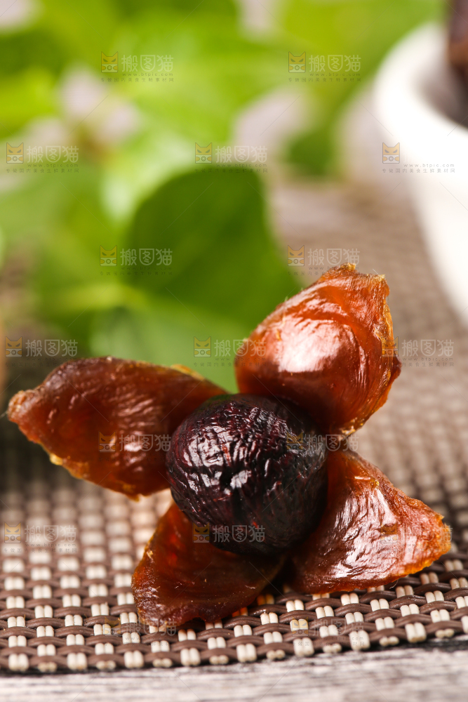 格子底上的桂圆果肉