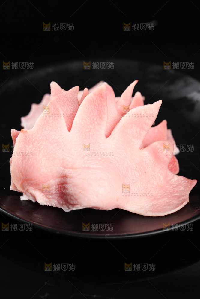 黑底上一盘新鲜鸡冠