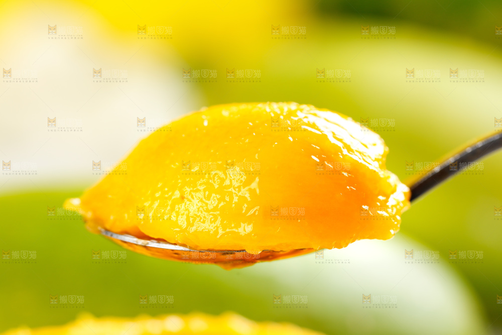勺子上挖着玉芒果肉