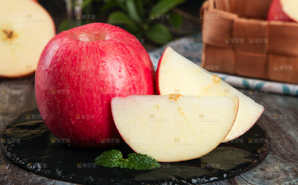 黑底上的红富士和苹果果肉