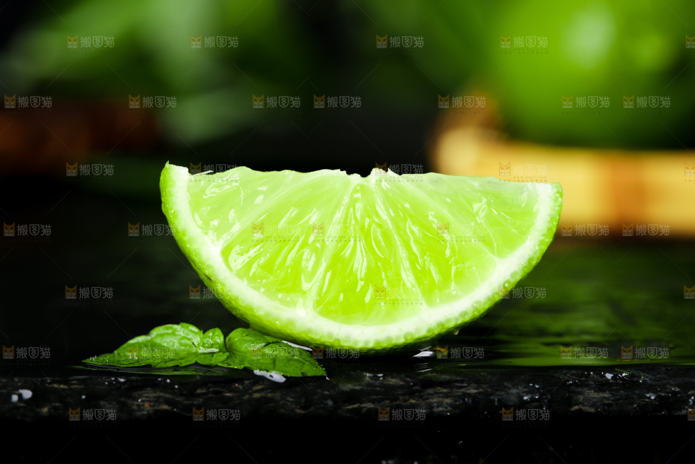 黑底上的青柠檬果肉