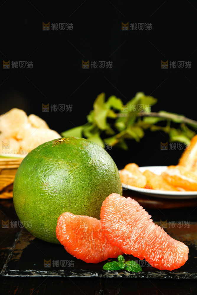 黑底上的泰国红心柚
