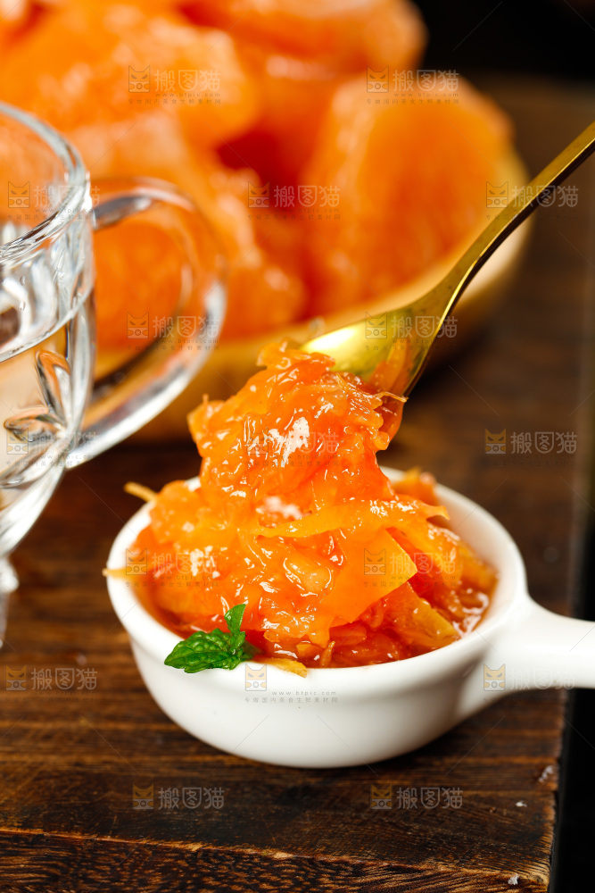 深底上一碟黄金蜜柚和勺子上挖着果肉