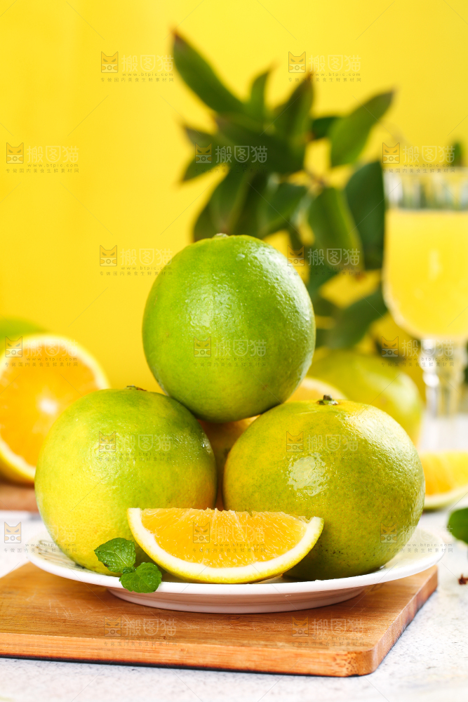 木板上放着一盘新鲜夏橙