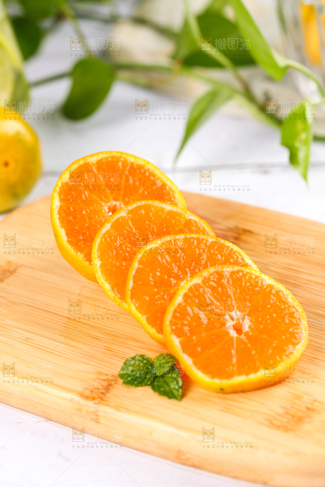 木板上放着无籽蜜桔