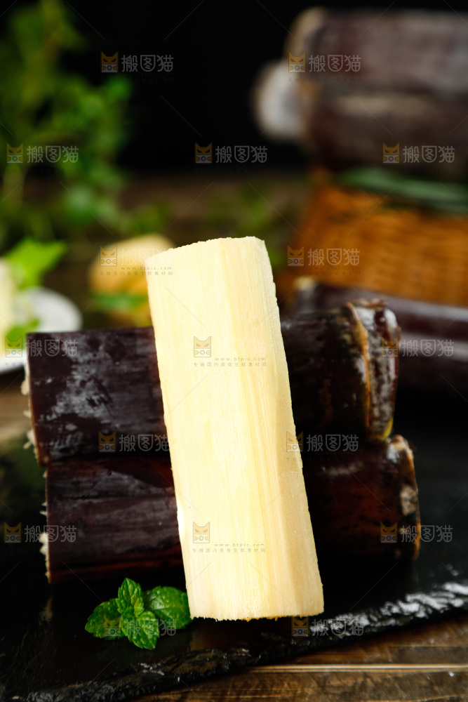 黑底上放着果蔗