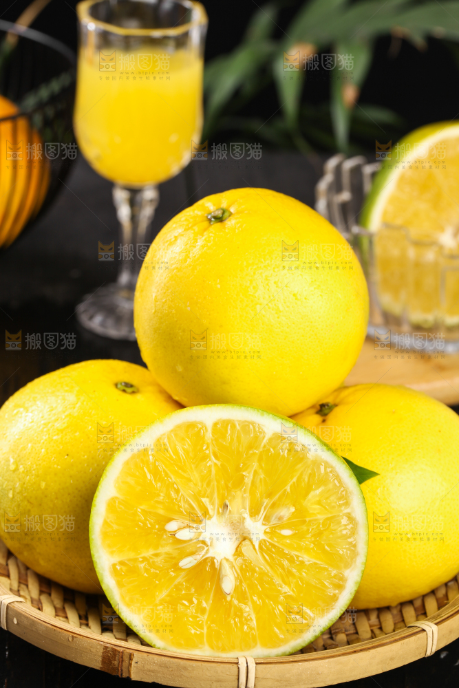 黑底上放着一篮台湾黄金葡萄柚