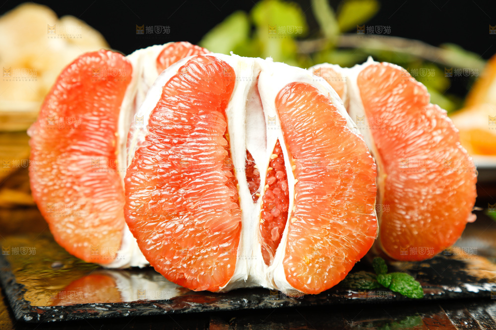 黑底上的泰国红心蜜柚果肉