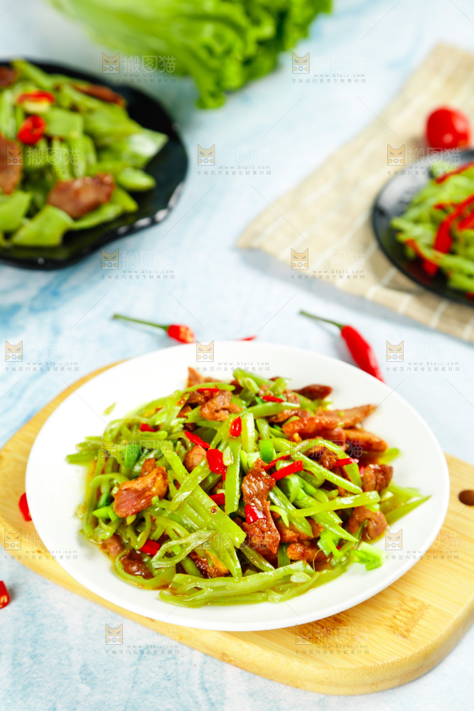 盘子里装着扁豆炒肉
