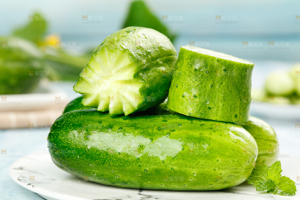 碟子里放着黄瓜