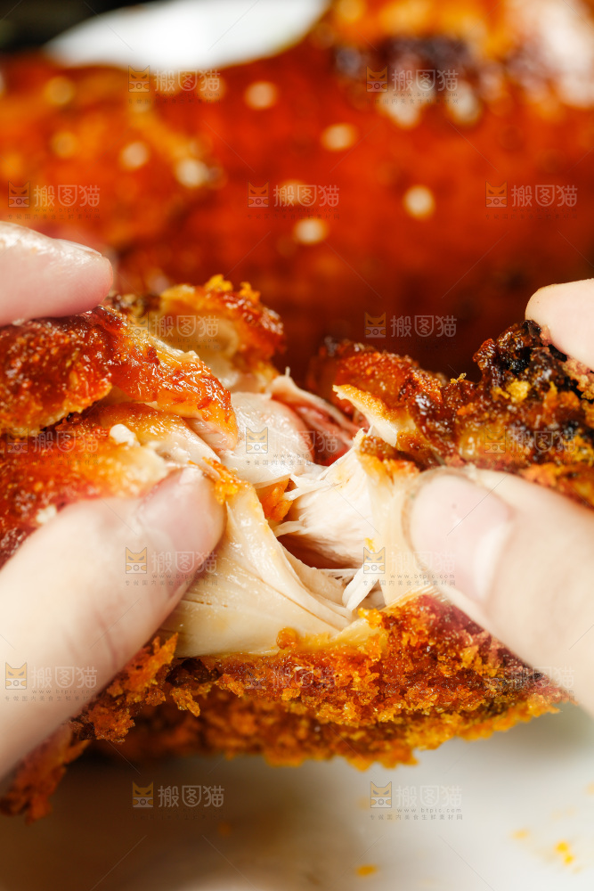 手里拿着熟鸡腿