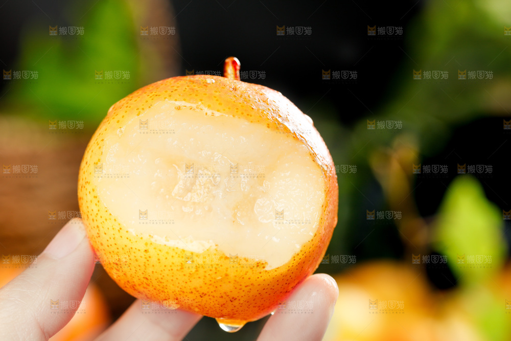 手里拿着梨子