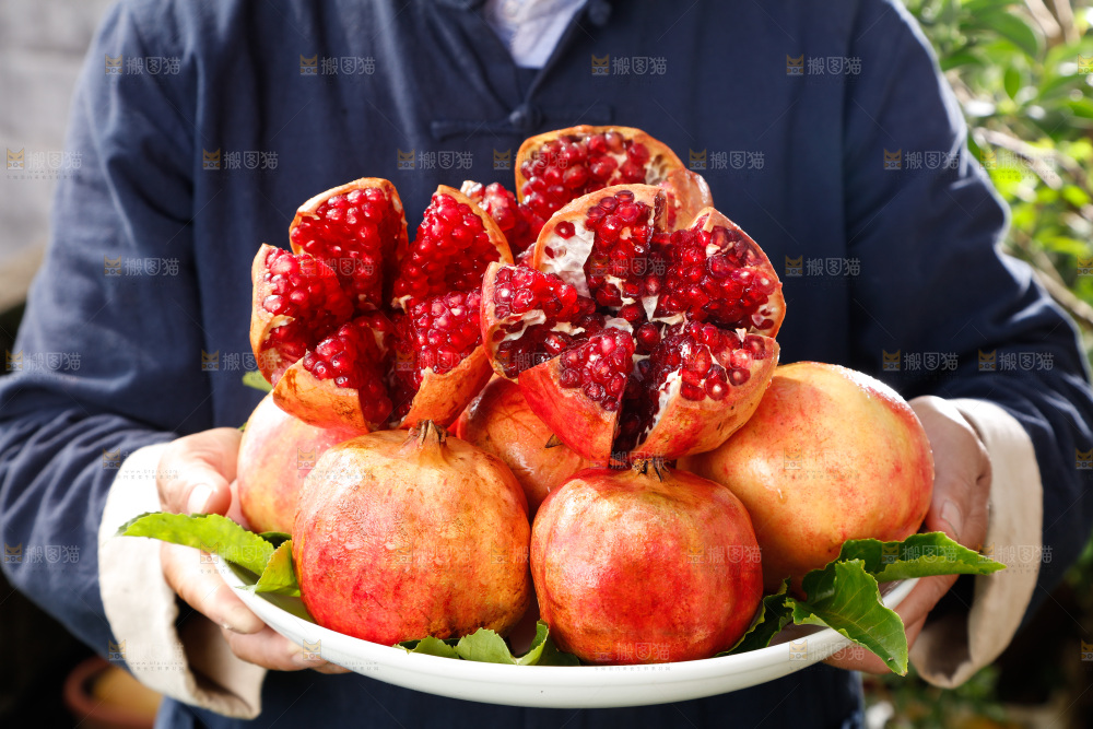 手里端着红石榴