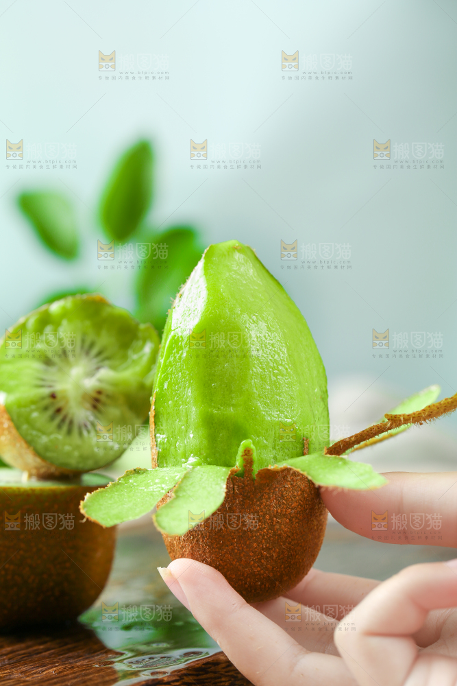手里拿着奇异果
