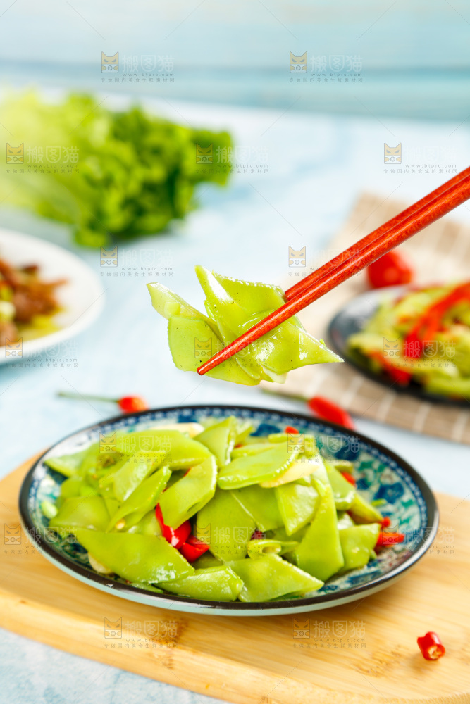 盘子里装着炒扁豆