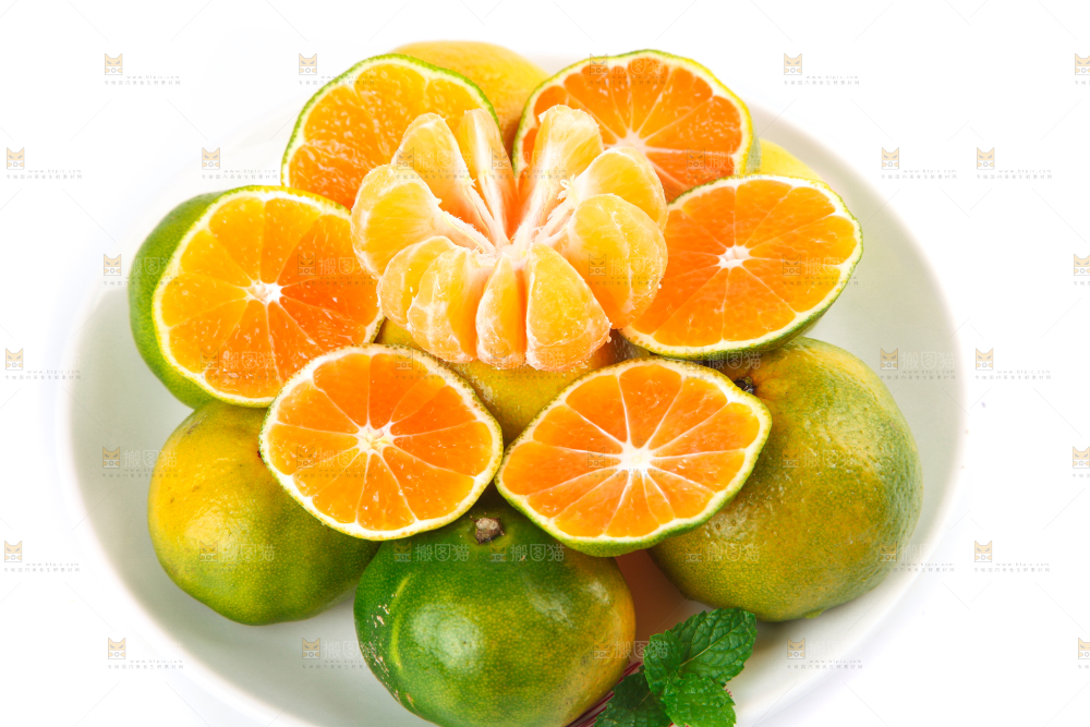 盘子里装着青皮蜜桔