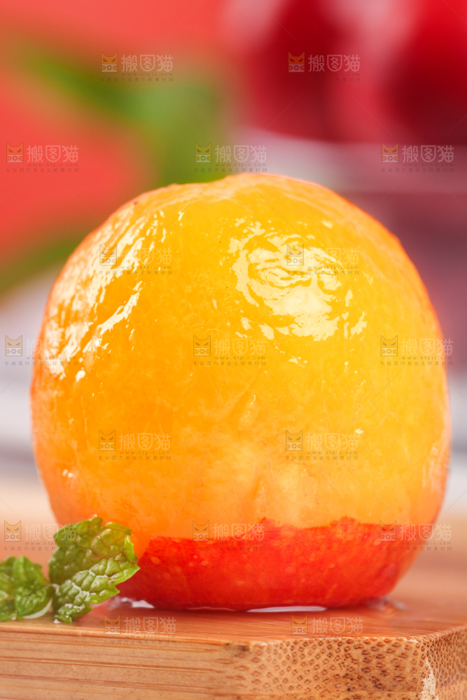 木底上摆放着甜李子