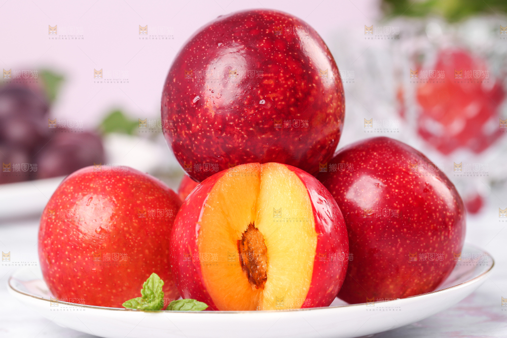 碟子里放着新鲜李子