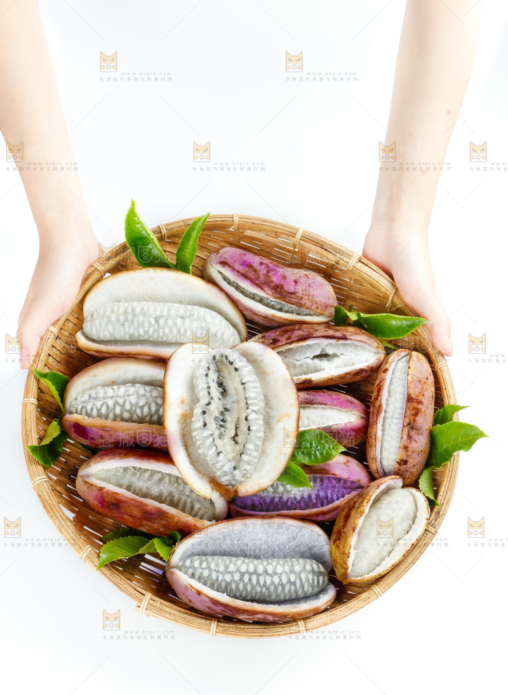 篮子里放着八月果