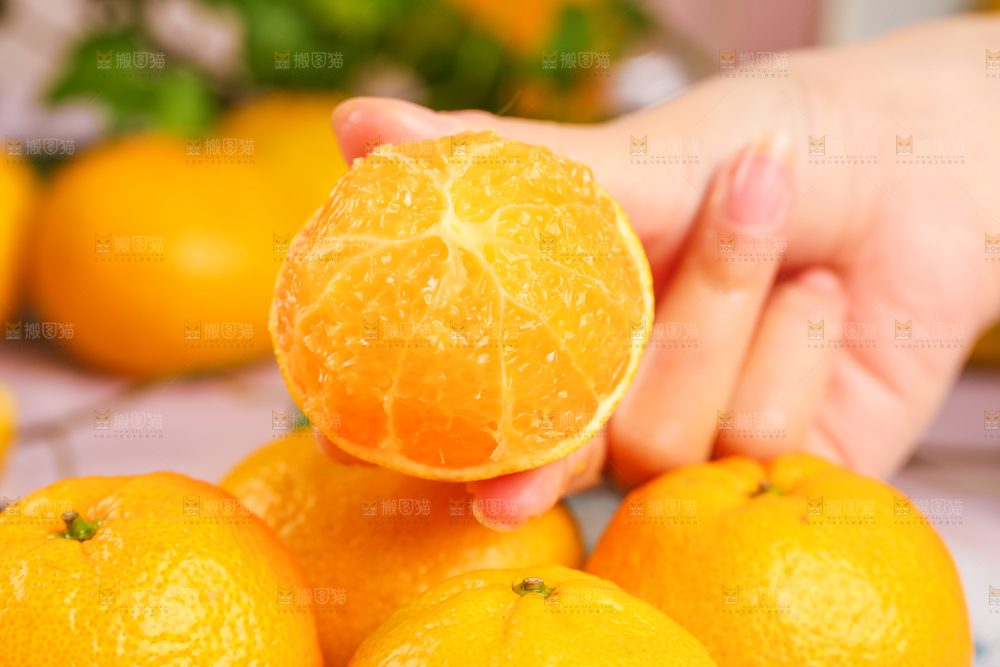 手里拿着芦柑