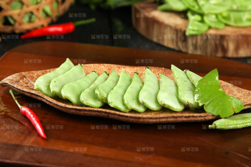 木底上摆放着扁豆角