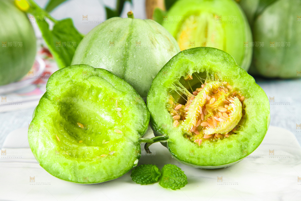 浅底上放着绿宝石瓜