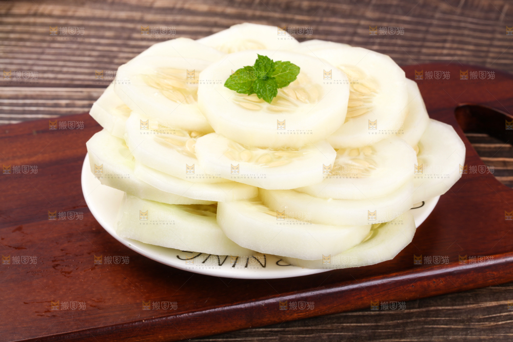 盘子里装着黄瓜