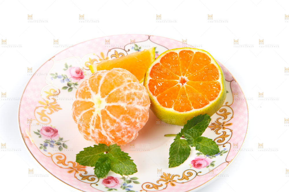盘子里装着蜜桔