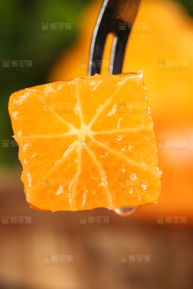 手里拿着芦柑