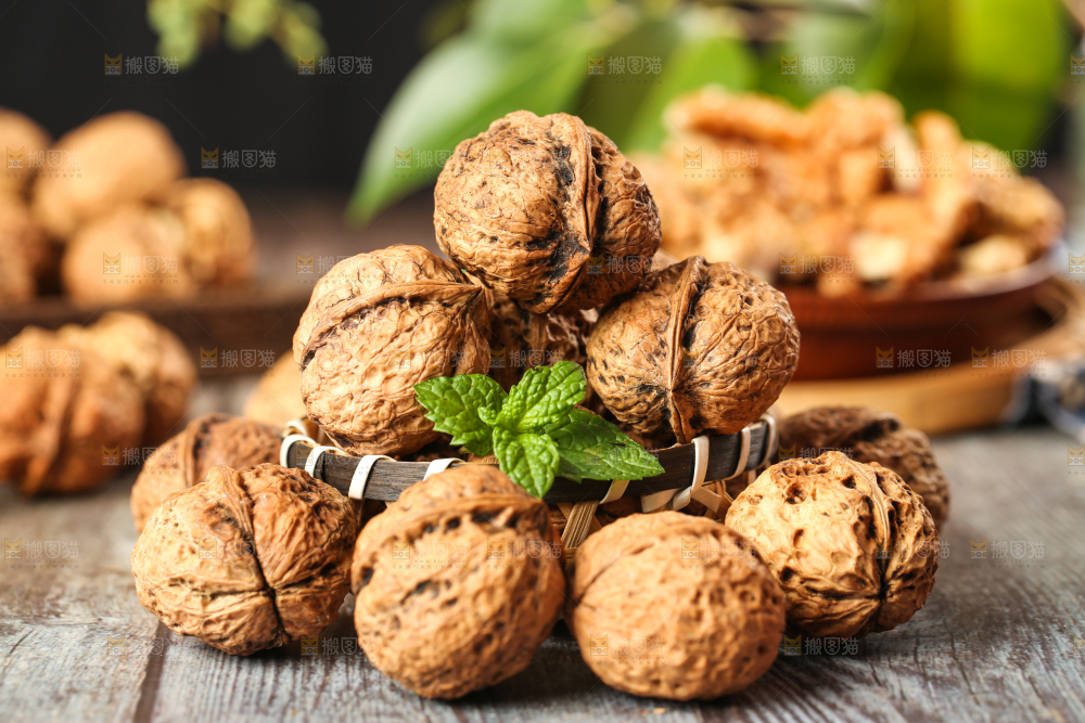 木底上摆放着大核桃