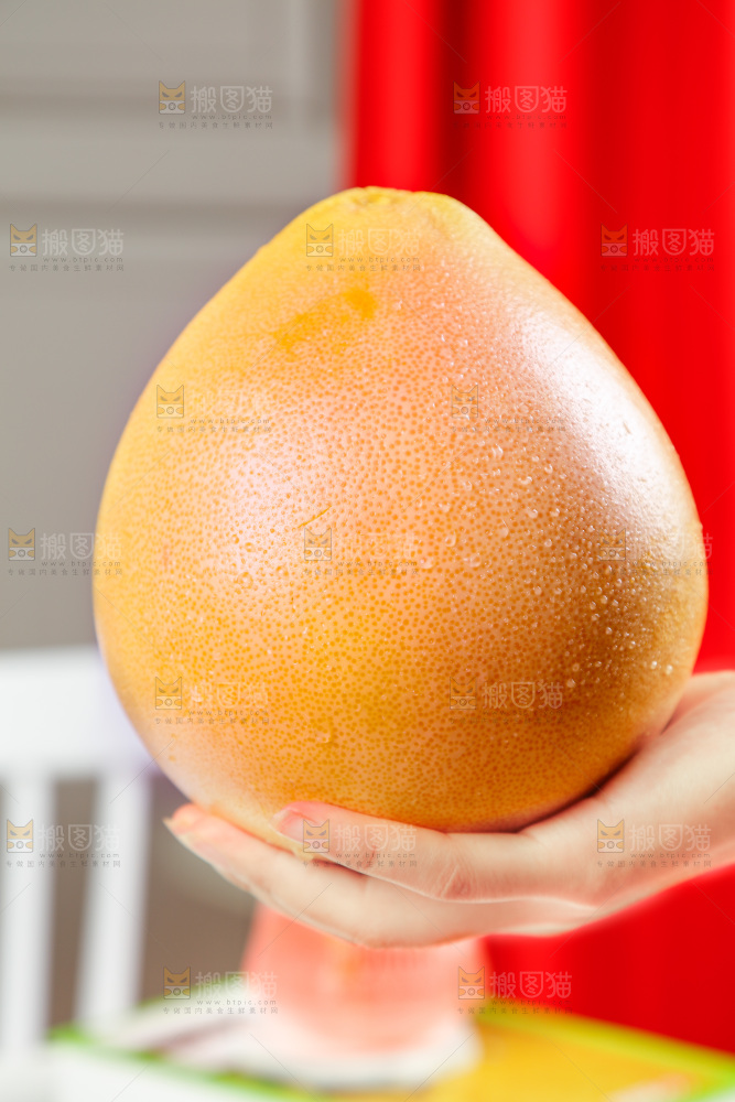 手里拿着柚子