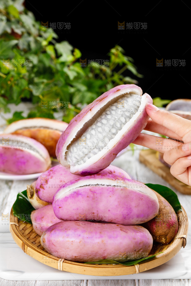 手里拿着八月瓜