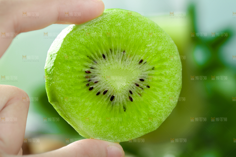 手里拿着奇异果