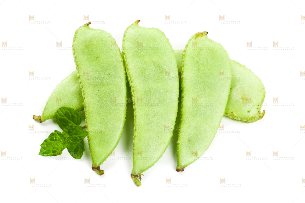白底上放着扁豆