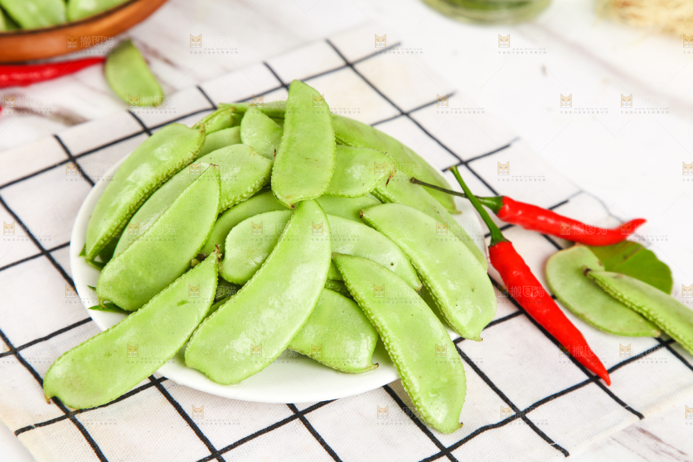 格子底上摆放着扁豆角