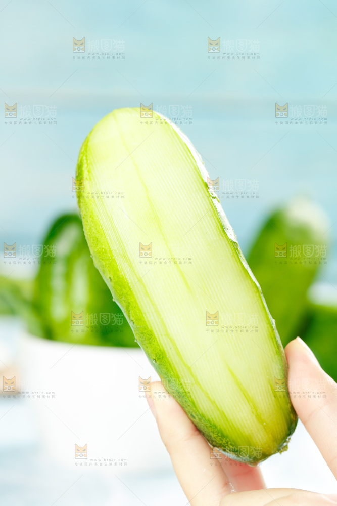 手里拿着黄瓜