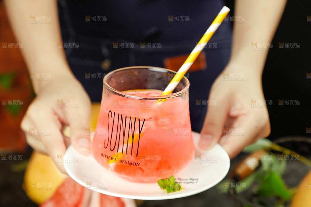 深底上摆放着柚子榨的果汁
