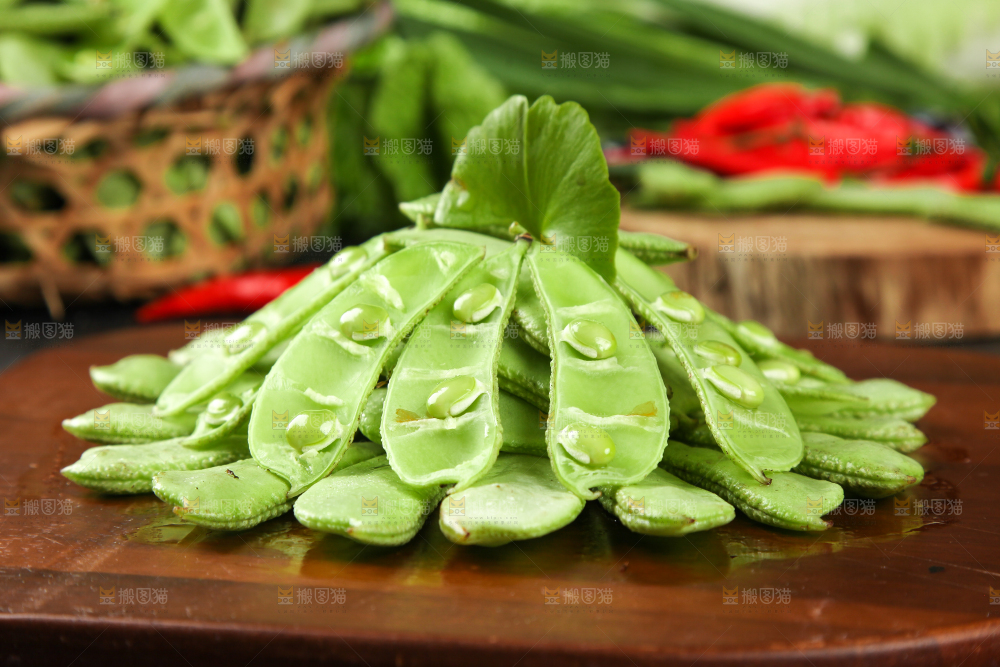 木底上摆放着扁豆角