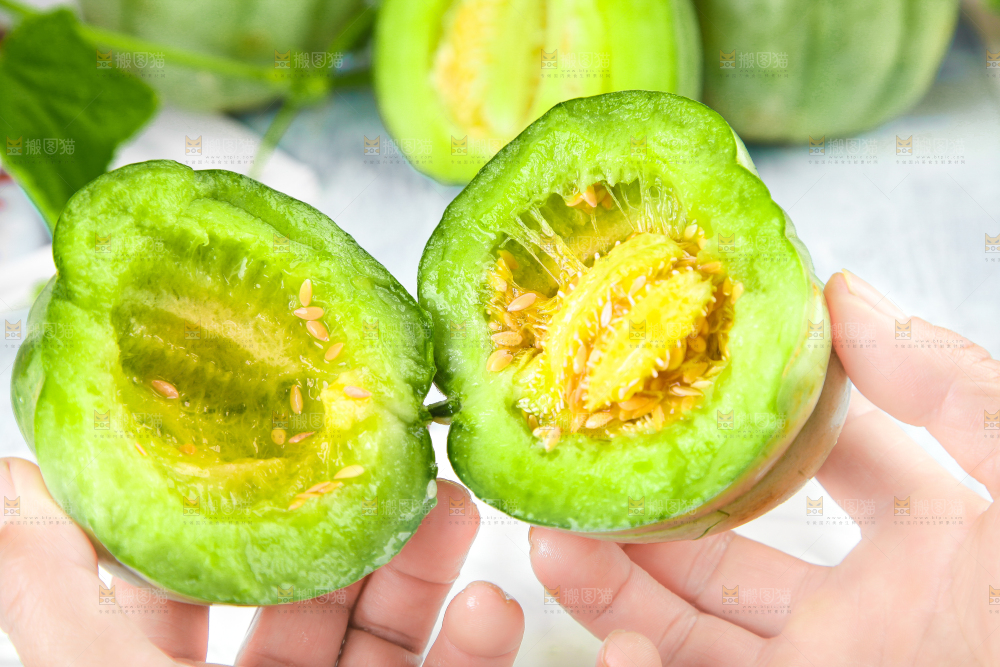 手里拿着绿宝石甜瓜