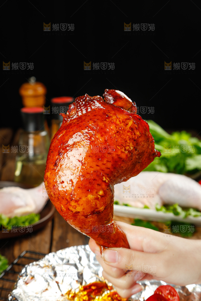 手里拿着红烧鸡腿